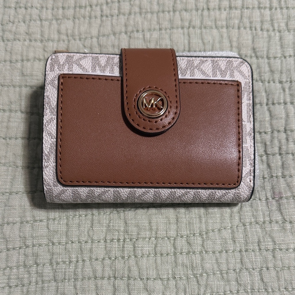 NWT Michael Kors Tan and Cream Logo Snap Card Case